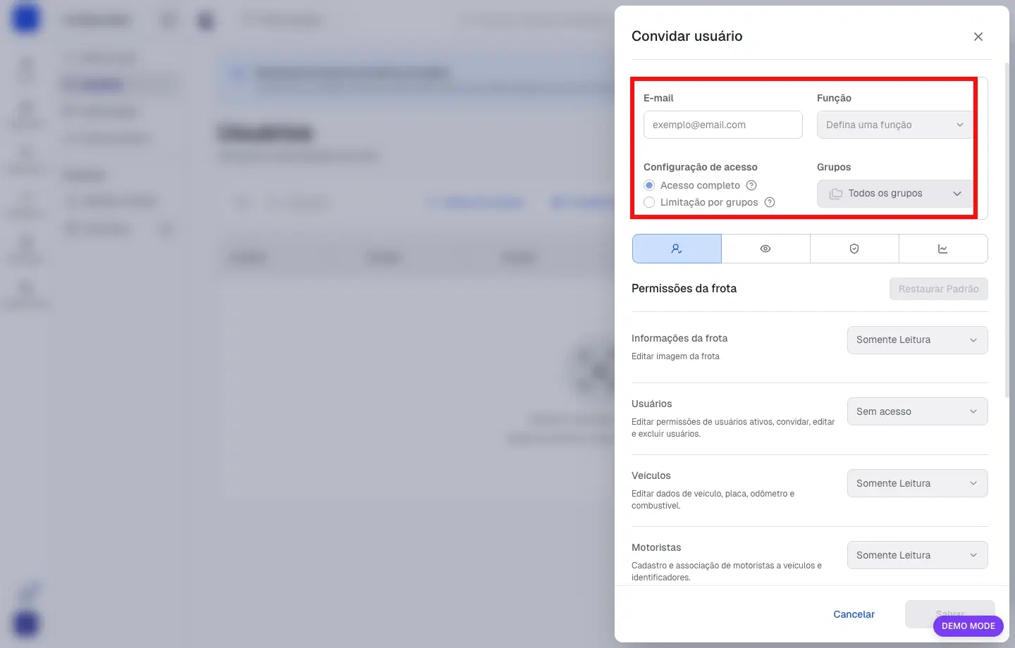 Tela de convite de usuário com e-mail, função e configuração de acesso destacados
