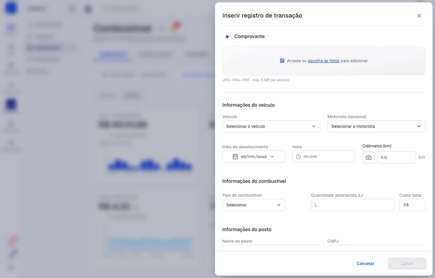 Gaveta Inserir registro de transação com o card Comprovante para anexar fotos e os campos de veículo, motorista, data, hora, odômetro, tipo de combustível, quantidade e custo total.
