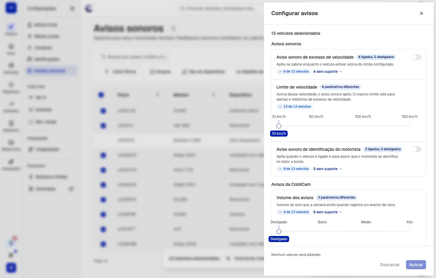 Painel lateral Configurar avisos aberto para vários veículos, com as seções Avisos sonoros e Avisos da CobliCam, a etiqueta de alcance X de Y veículos e o link X sem suporte em cada aviso